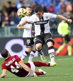 . Rome (Italy), 15/02/2015.- Roma&#039;s Kostas Manolas (L) in action against Parma&#039;s Cristian Rodriguez (R) during the Italian Serie A soccer match between AS Roma and Parma FC at Olimpico stadium in Rome, Italy, 15 February 2015. (Italia, Roma) EFE/EPA/CLAUD