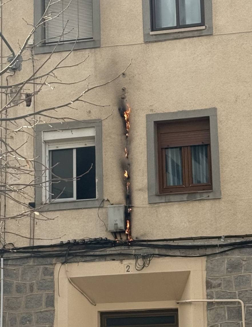 Los bomberos sofocan un incendio en el cableado eléctrico en el barrio de San José