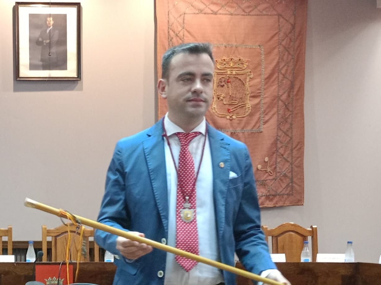 Carlos Fraile, con el bastón de mando del Ayuntamiento de Cuéllar tras ser nombrado alcalde en el actual mandato