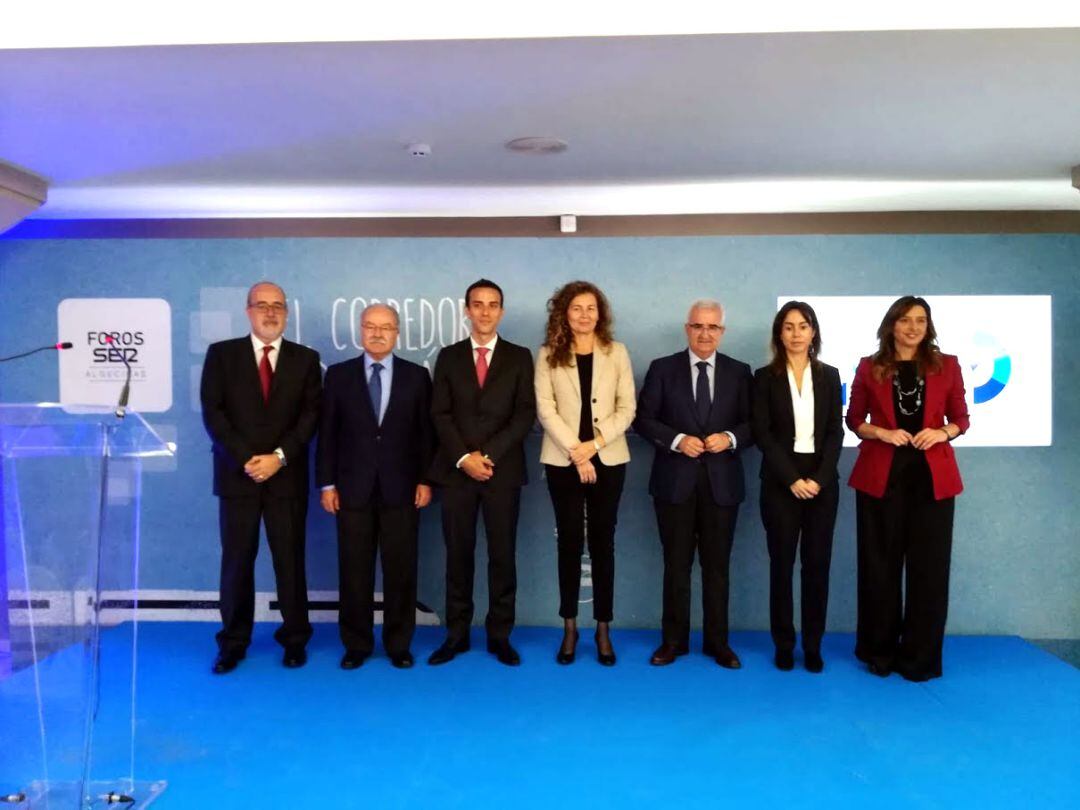 Joaquín Guirval, director de Radio Algeciras, Manuel Morón, presidente de la APBA, Víctor García, director de TRN TáryetI, Onella Chacón, presidenta de Puertos del Estado, Manuel Jiménez Barrios, vicepresidente en funciones de la Junta de Andalucía, Isabe