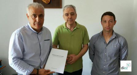 El alcalde, Jose Antonio Olivares, junto al concejal de cultura, Daniel Sánchez recepcionaron el texto digitalizado por Patricio Almirón