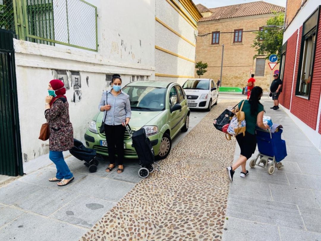 Las &#039;colas del hambre&#039; frente al colegio Rey Heredia de Córdoba