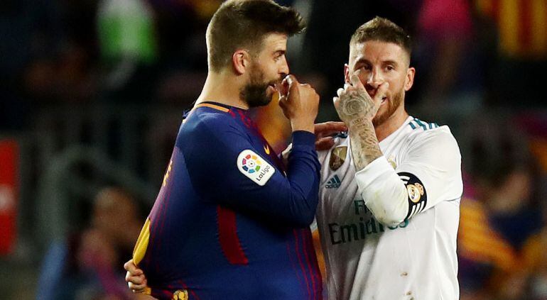 Sergio Ramos y Piqué comparten confidencias durante el partido en el Camp Nou