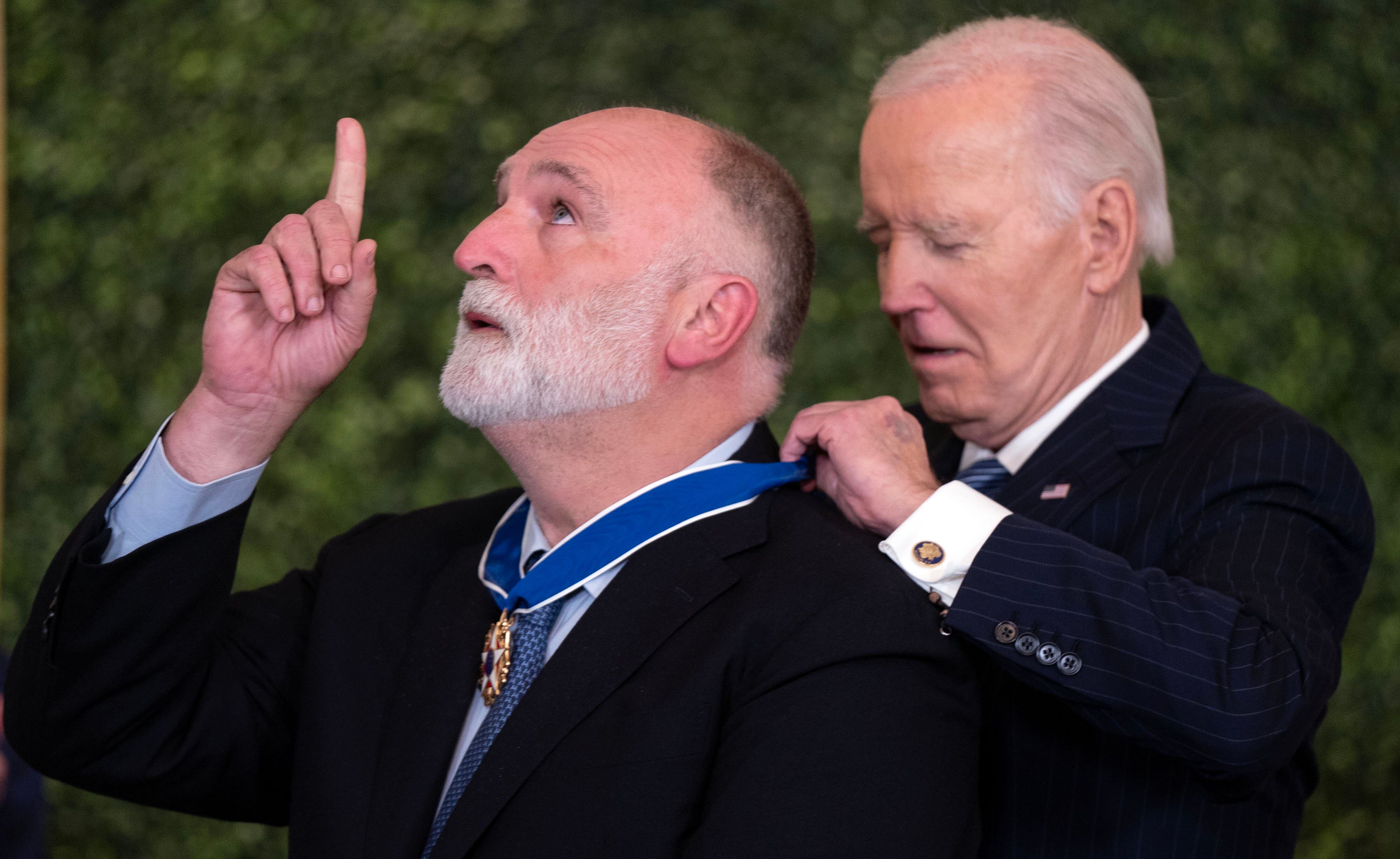 José Andrés recibe la Medalla Presidencial de la Libertad del ya expresidente Joe Biden, el pasado 4 de enero.