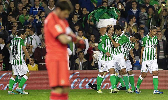 Los jugadores verdiblancos celebran el gol de Beñat ante la presencia de Casillas