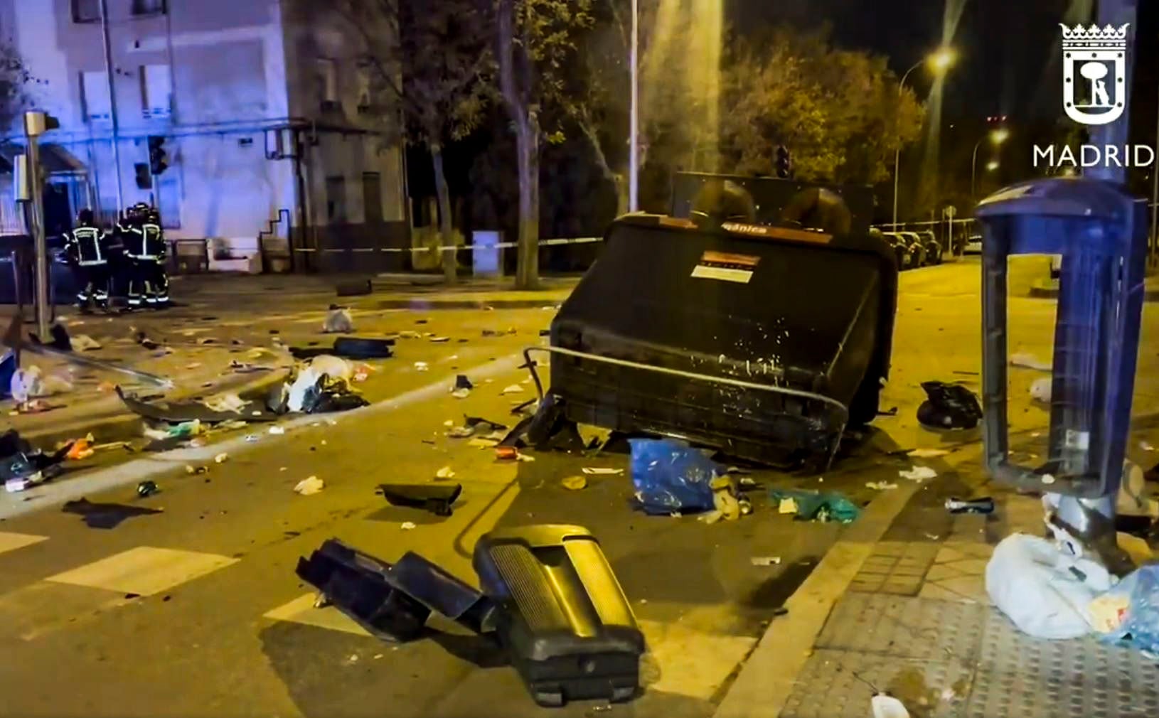 El accidente se ha producido en la calle Mirasierra cuando, por circunstancias que se investigan, el conductor del coche ha perdido el control del vehículo y ha impactado contra un semáforo, contenedores y demás mobiliario urbano hasta embestir a una bicicleta.