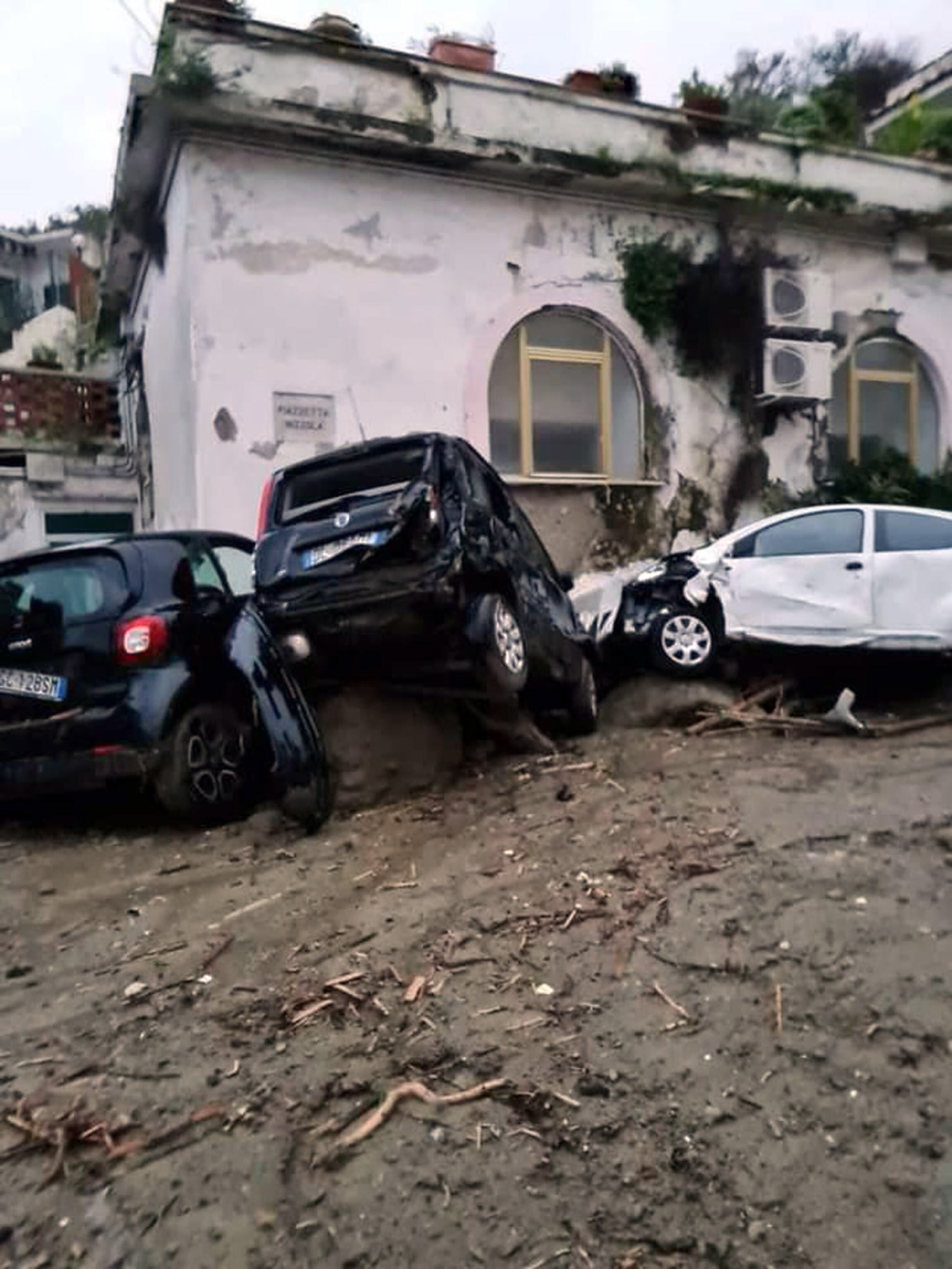 Destrozos causados tras las lluvias torrenciales en la isla de Ischia, al sur de Italia