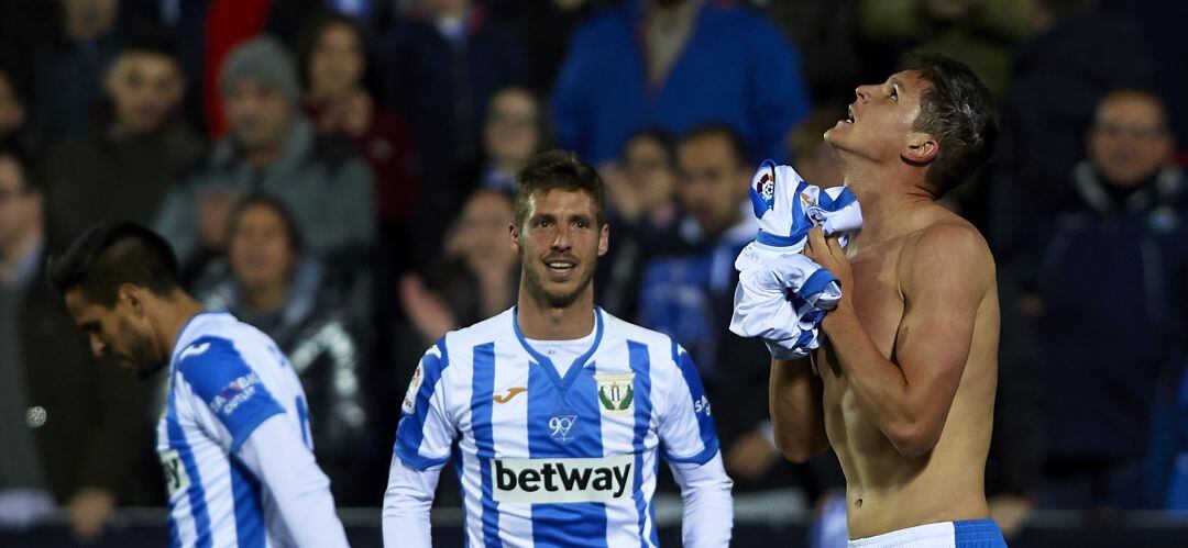 Guido Carrillo celebró, quitándose la camiseta, el gol de la victoria ante el Real Valladolid CF en el último partido en Butarque.