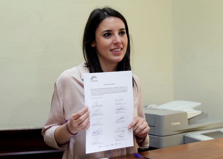 La portavoz de Unidos Podemos en el Congreso, Irene Montero, durante la presentación en el Registro del Congreso de Los Diputados de la petición de reprobación a la ministra de Sanidad Dolors Montserrat. 