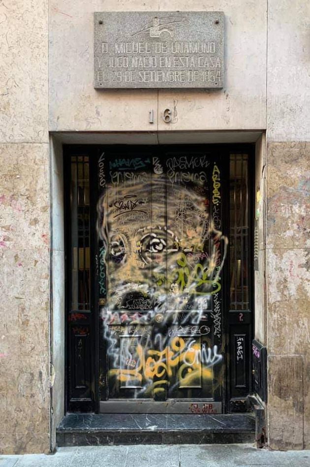 Así se encuentra la puerta del portal donde nació Unamuno, en la calle Ronda