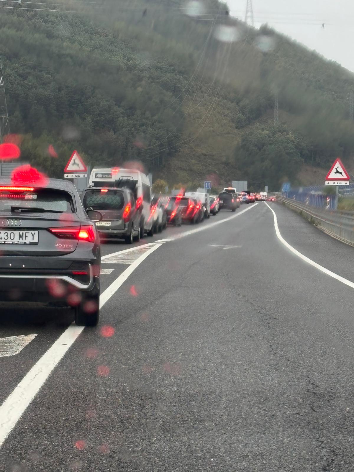 Atasco en la zona de Pirenarium en la entrada al tramo de autovía dirección Huesca