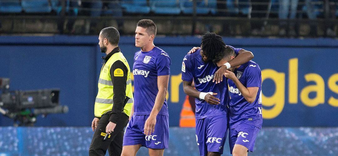 Los jugadores del Leganés celebran su victoria a la finalización del encuentro correspondiente a la jornada 27 de primera división que han disputado frente al Villarreal en el estadio de La Cerámica, en la localidad castellonense.