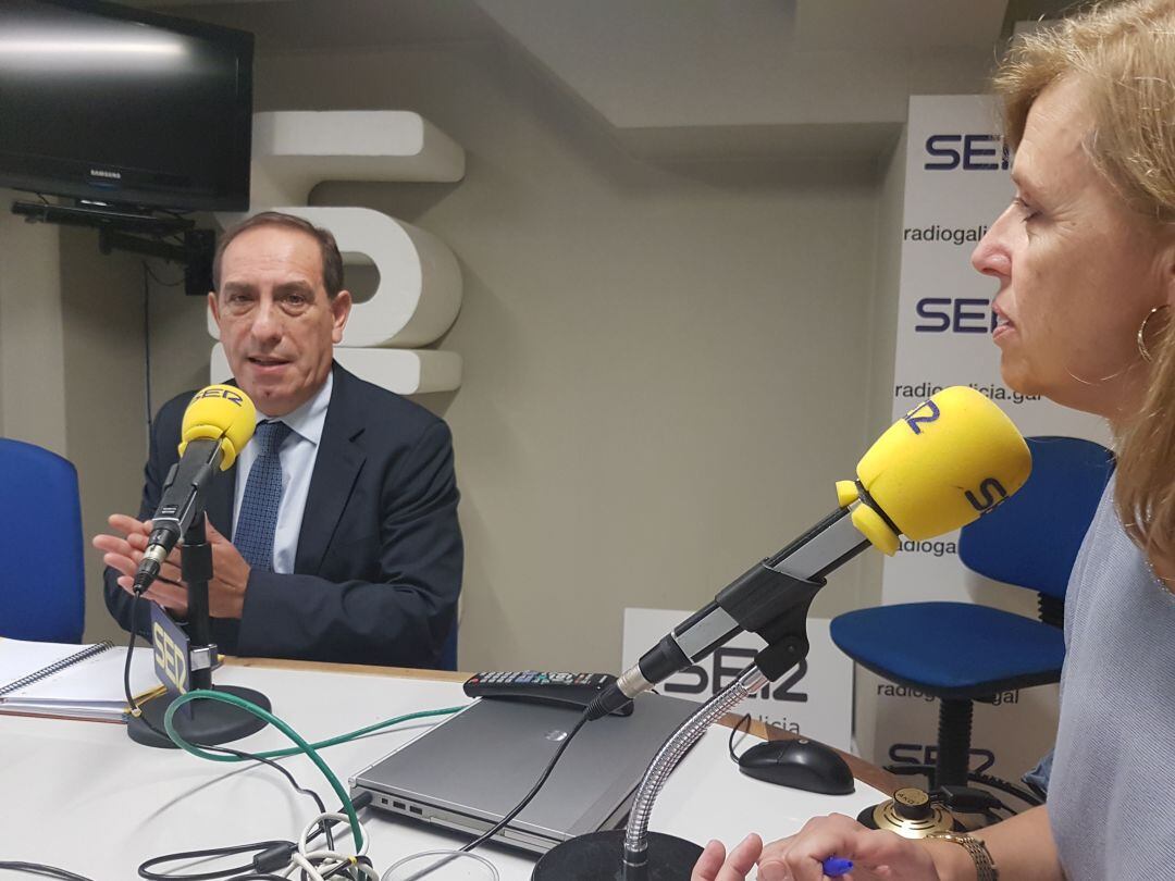 Valeriano Martínez y Aida Pena, en los estudios de Radio Galicia