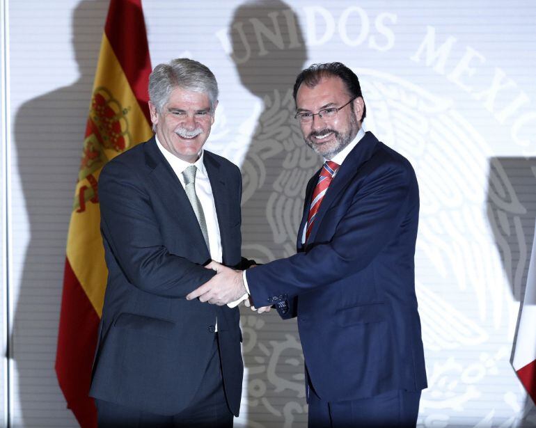 El ministro español de Asuntos Exteriores Alfonso Dastis y el secretario de Relaciones Exteriores de México, Luis Videgaray, durante la rueda de prensa ofrecida tras la reunión mantenida hoy en la Ciudad de México.