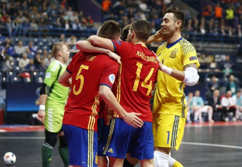 Los jugadores de la Selección celebran el triunfo.