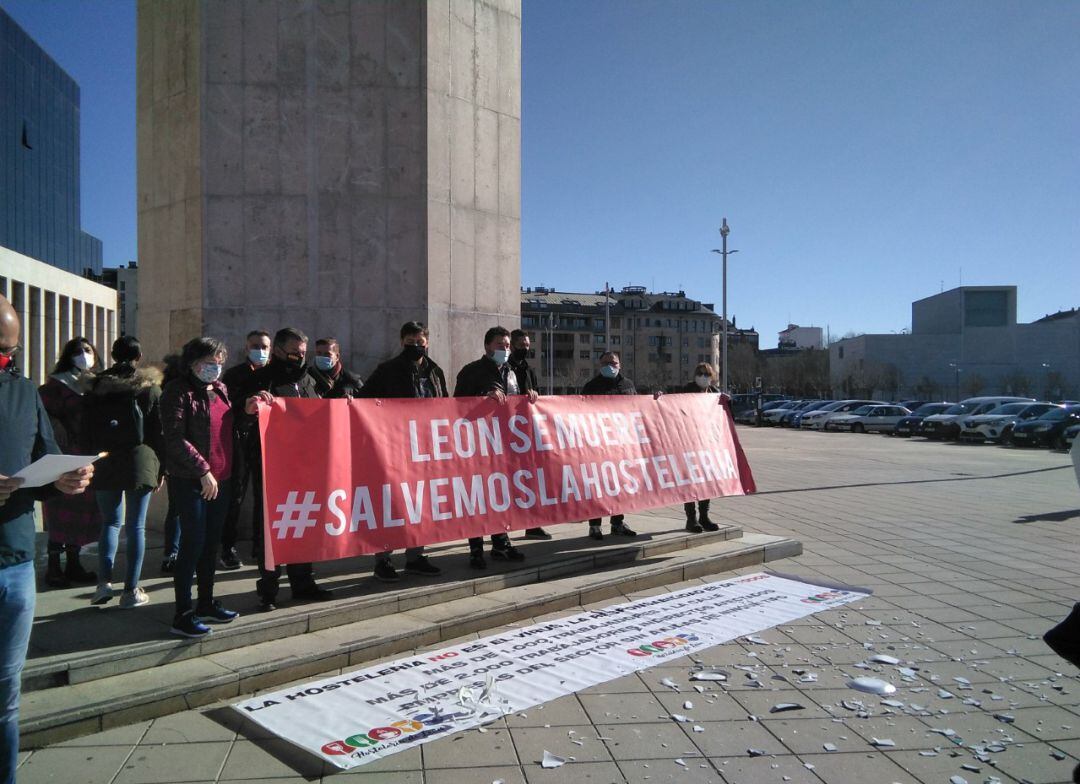 Concentración de los hosteleros leoneses frente a la Delegación Territorial de la Junta