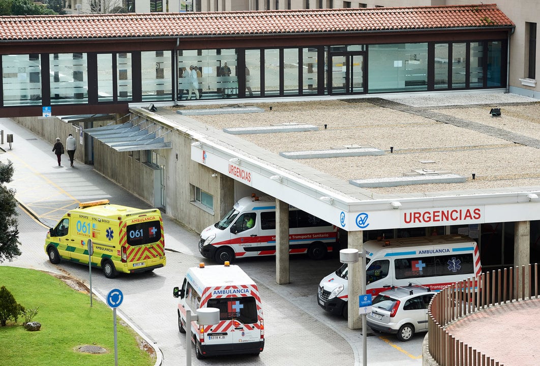 Ambulancias en el Hospital Valdecilla.