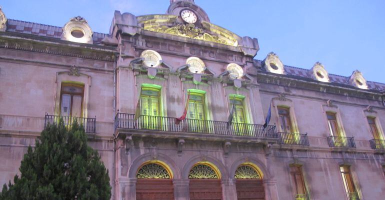 La fachada de la Diputación de Jaén con la iluminación de color verde pistacho.