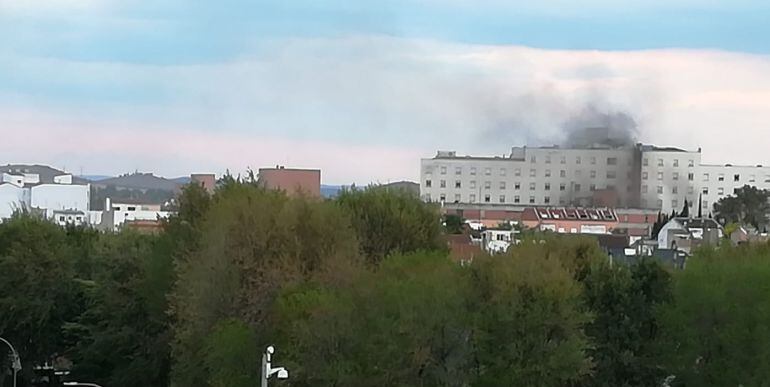 El fuego provocó una columna de humo visible a gran distancia