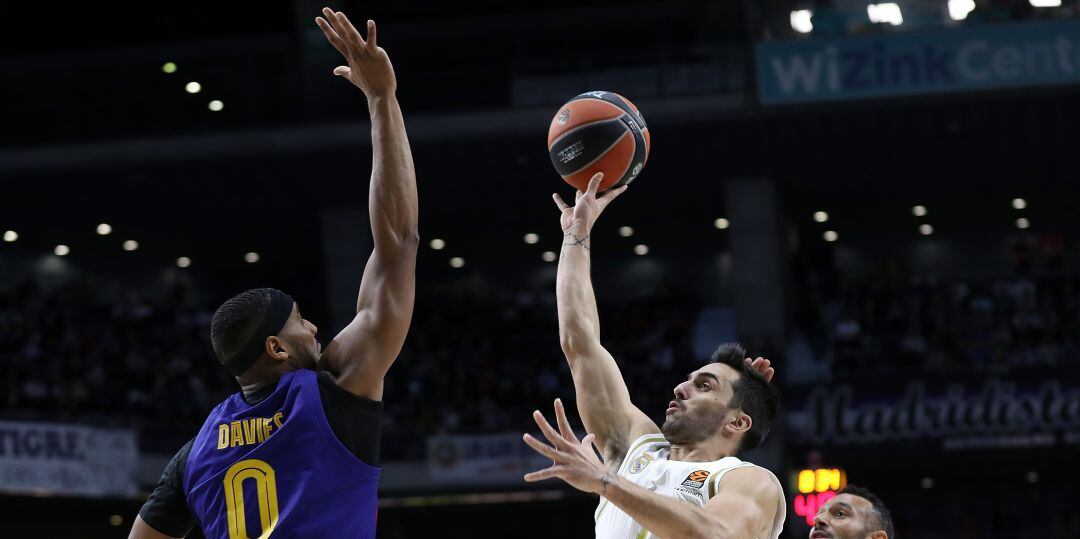 Campazzo trata de lograr una canasta ante Brandon Davies