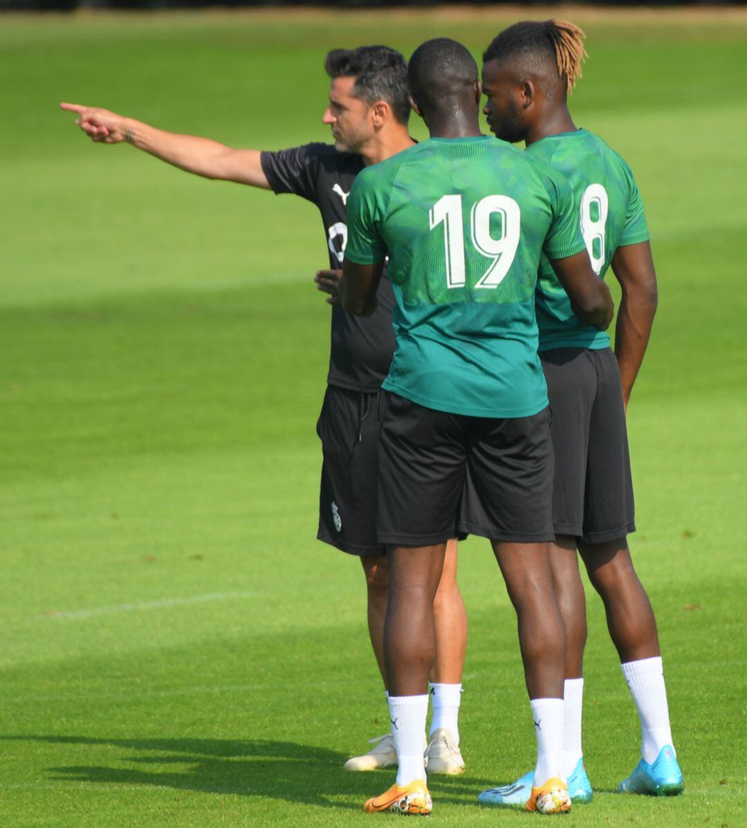 Karim Yoda ayudó ayer a Ania en el entrenamiento, traduciendo sus instrucciones a Aris Nkaka.