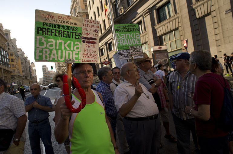 Madrid, 11-09-14.-Afectados por las preferentes cortan el tráfico en la Gran Vía de Madrid.. Foto: Julián Rojas