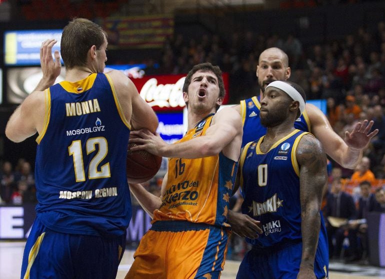 GRA602. VALENCIA, 17/03/2015.- El jugador del Valencia Basket, Guillem Vives (c), defendido por los jugadores del Khimki Moscow, Sergey Monia (i) y Tyrese Rice (d), durante el partido de ida de los cuartos de final de la Eurocopa de baloncesto disputado en el Pabellón Fuente de San Luis, en Valencia. EFE/Miguel Ángel Polo