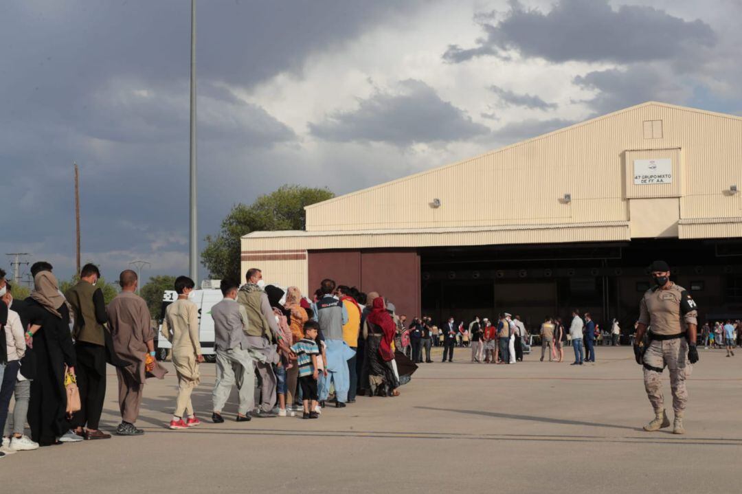 Refugiados atendidos a su llegada a la base de Torrejón