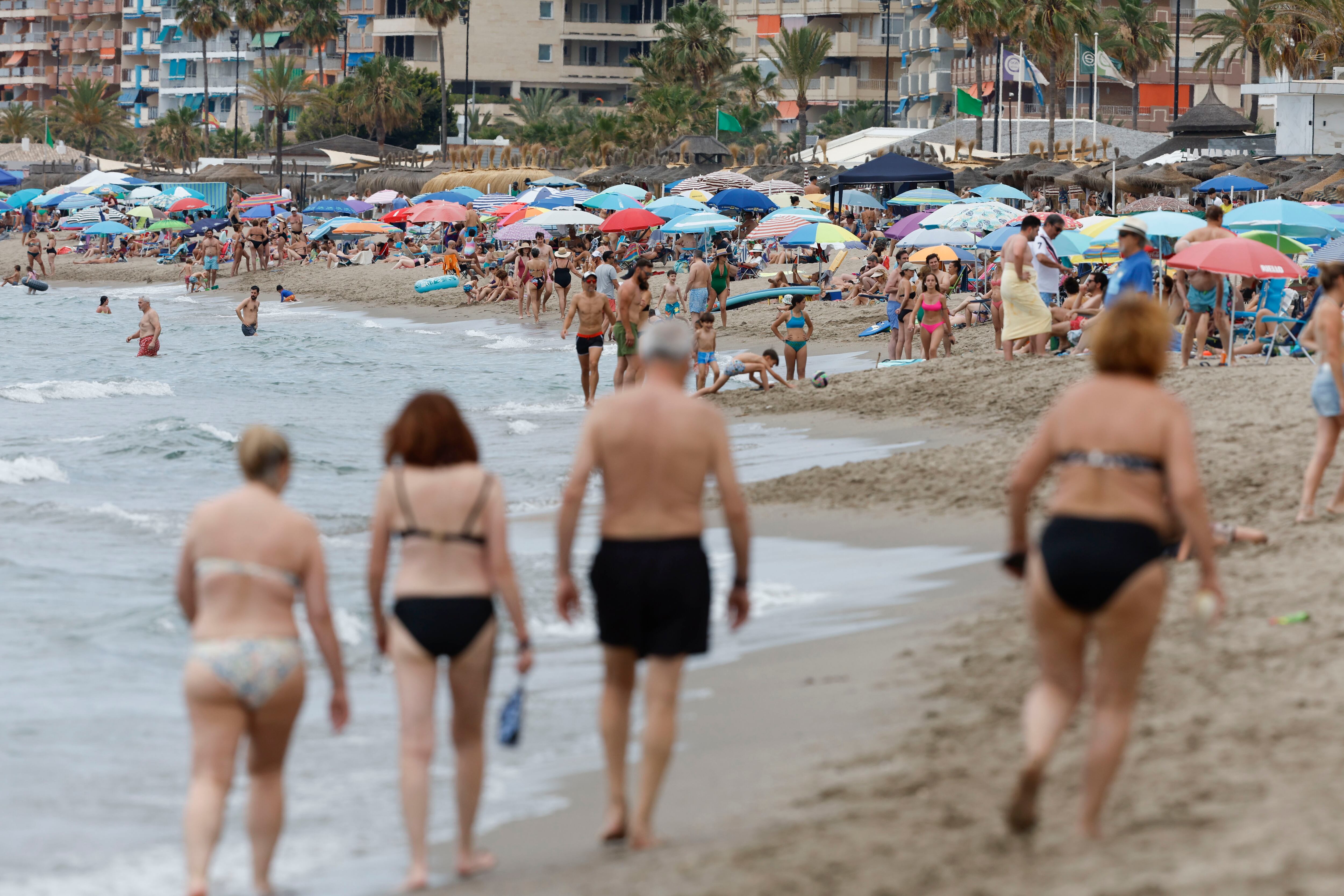 Vista de la playa de Torreblanca en Fuengirola este domingo. El mes de junio arranca con temperaturas significativamente altas en el interior de la vertiente atlántica. EFE/ Jorge Zapata