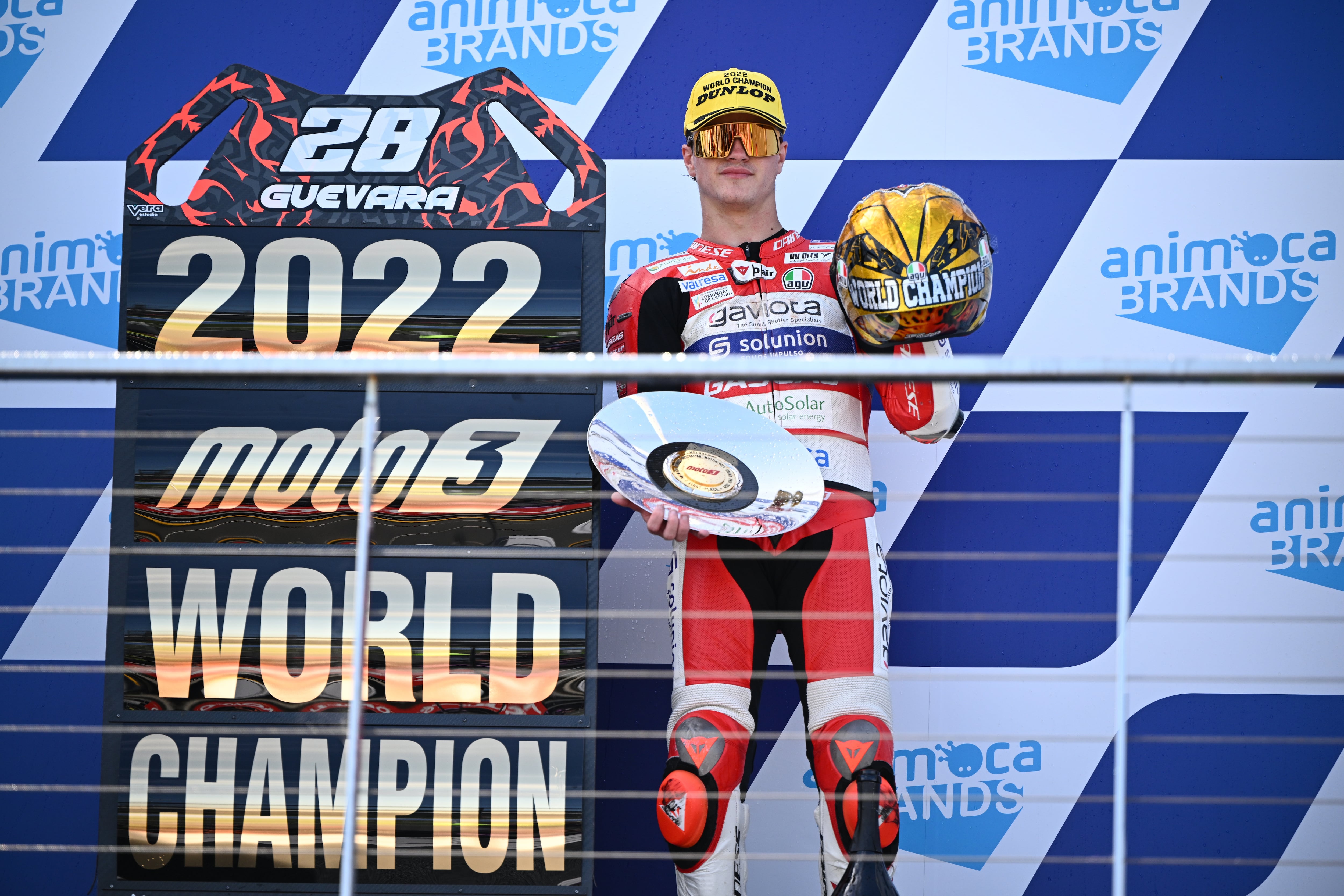 Izan Guevara celebra su triunfo como Campeón del Mundo de Moto3