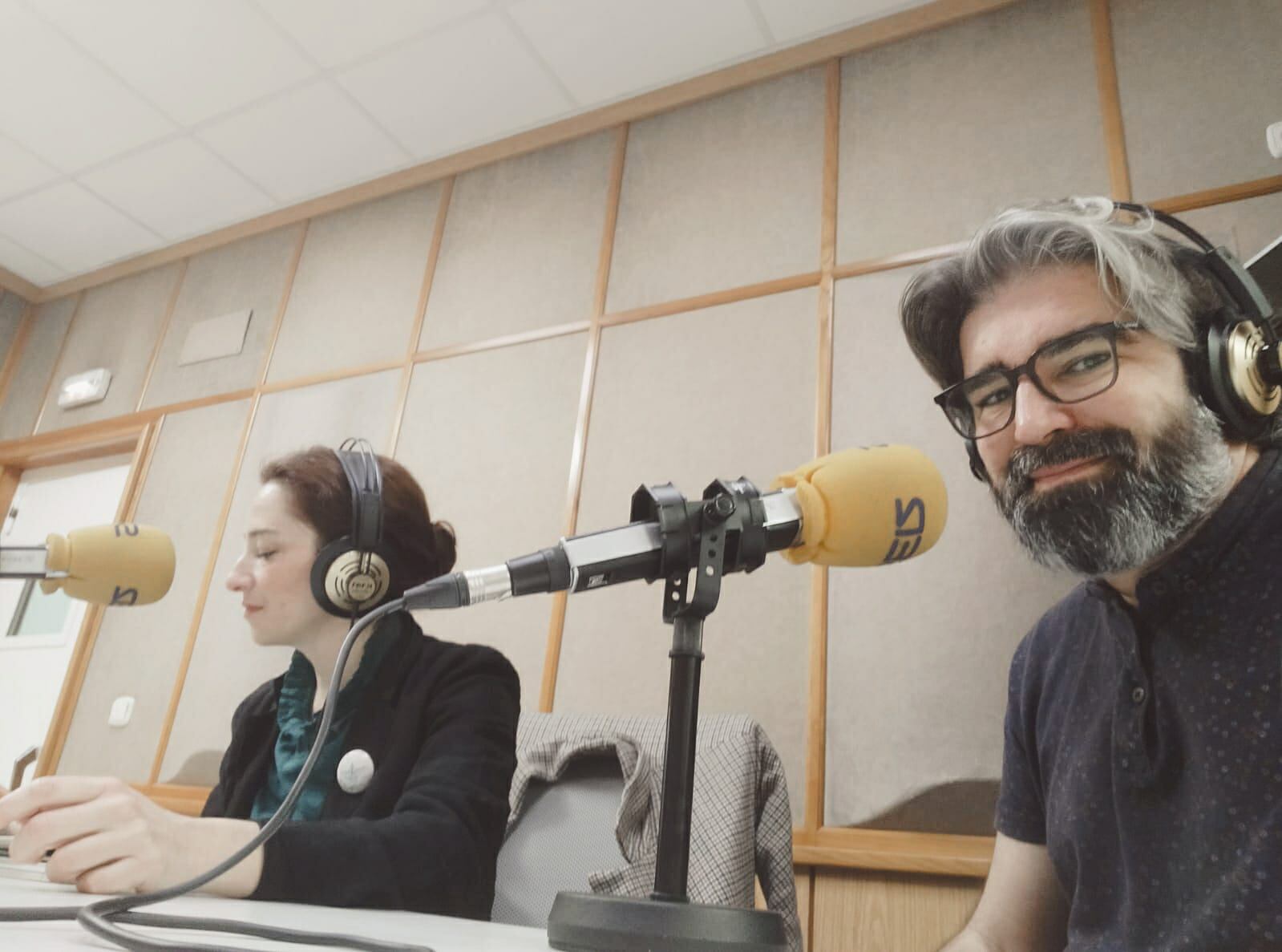 Alicia Moruno y José Chía en los estudios de Radio Sevilla