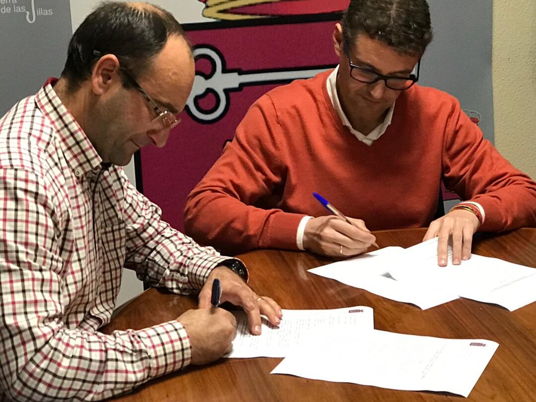 Firma del convenio entre el presidente de la asociación musical, Jesús Hidalgo y el alcalde, Francisco Miralles.