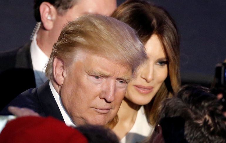 El presidente electo Donald Trump junto a su mujer Melania y sus seguidores