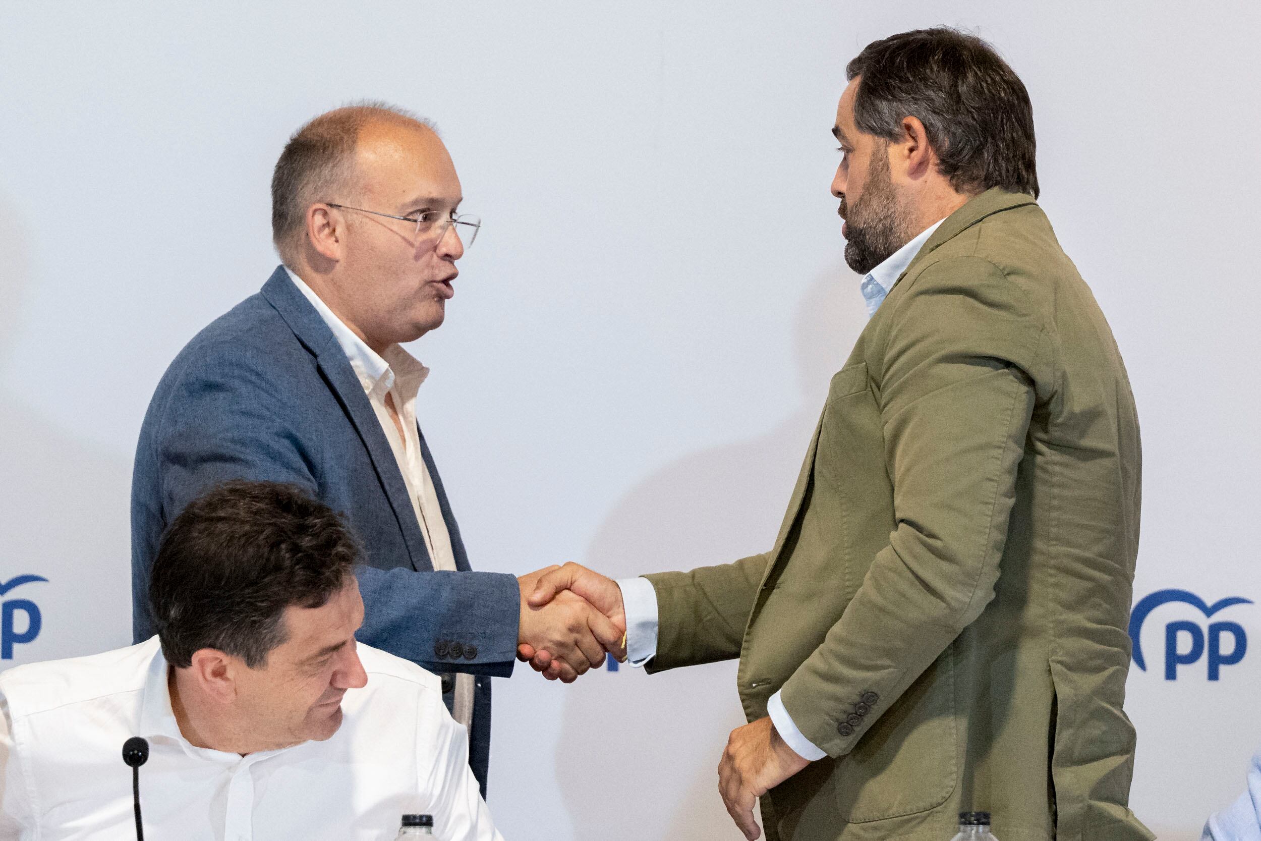 TOMELLOSO (CIUDAD REAL), 26/07/2025.- El secretario general del PP, Miguel Tellado (c), junto al presidente del PP de Castilla-La Mancha, Paco Núñez (d), y el presidente del PP de Ciudad Real, Miguel Ángel Valverde (i), preside la Junta Directiva Autonómica del PP de Castilla-La Mancha, este sábado en Tomelloso (Ciudad Real). EFE/ Jesús Monroy