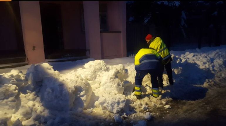 Los municipios se afanan en limpiar las calles de las localidades de la provincia