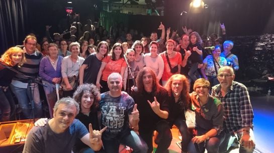 Els Sopa de Cabra amb els 80 oients que han participat a '40 Backstage' a l'estudi Toresky