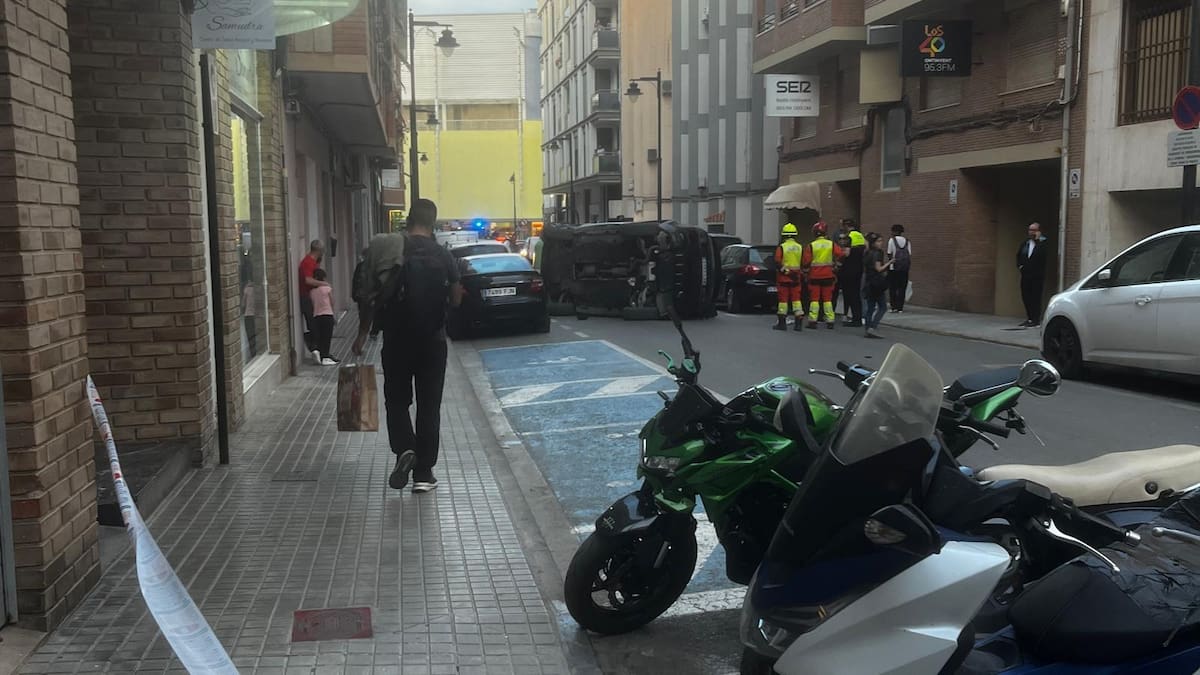 Un accidente en Ontinyent deja un coche volcado y daños en vehículos estacionados