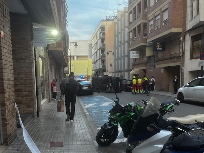 El vehículo terminó volcado en la calle Ereta de Ontinyent tras perder el control en una curva y chocar contra dos coches estacionados