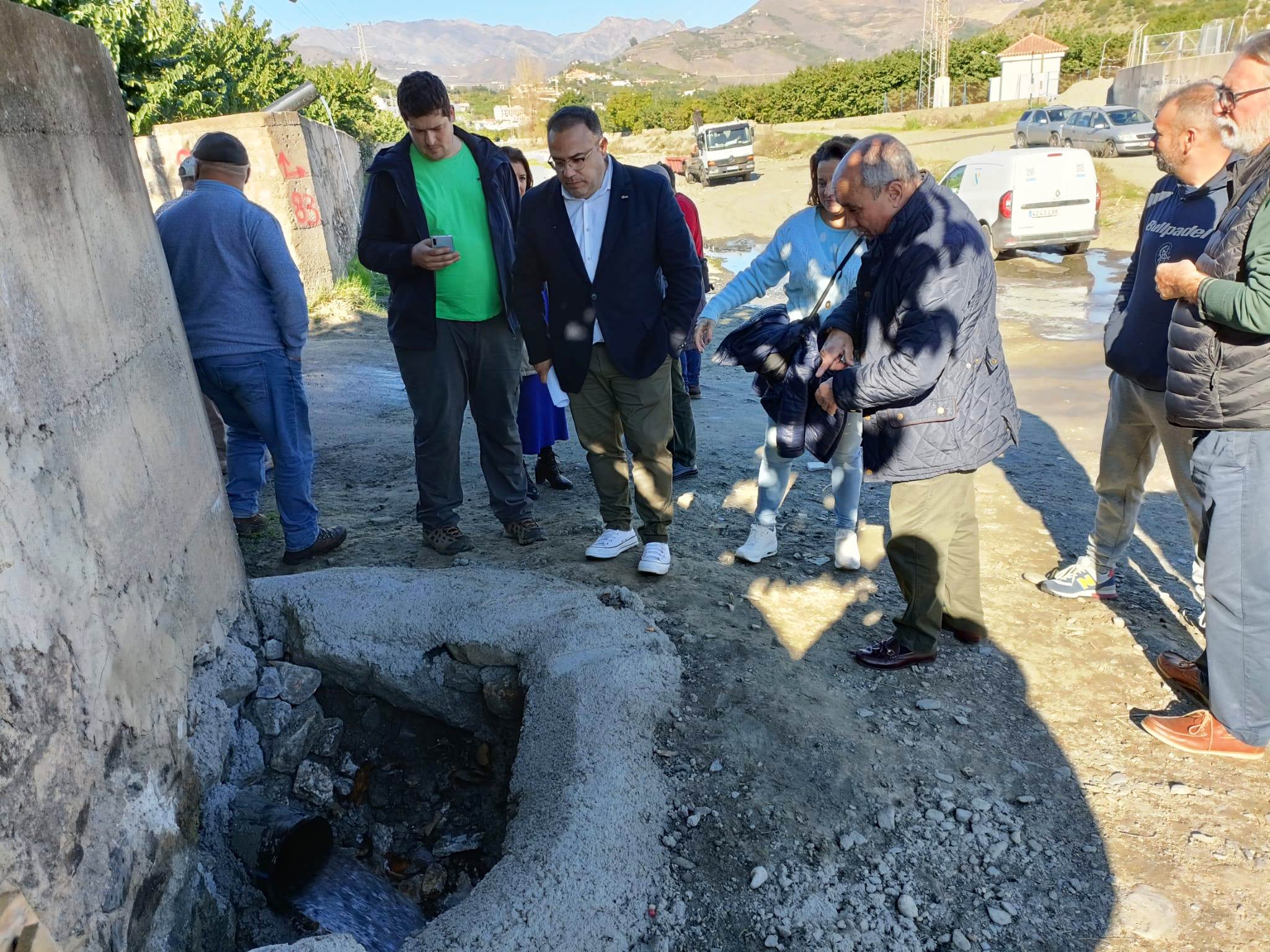 El alcalde de Almuñécar, Juan José Ruiz Joya, observa el vertido del agua al acuífero de río Verde