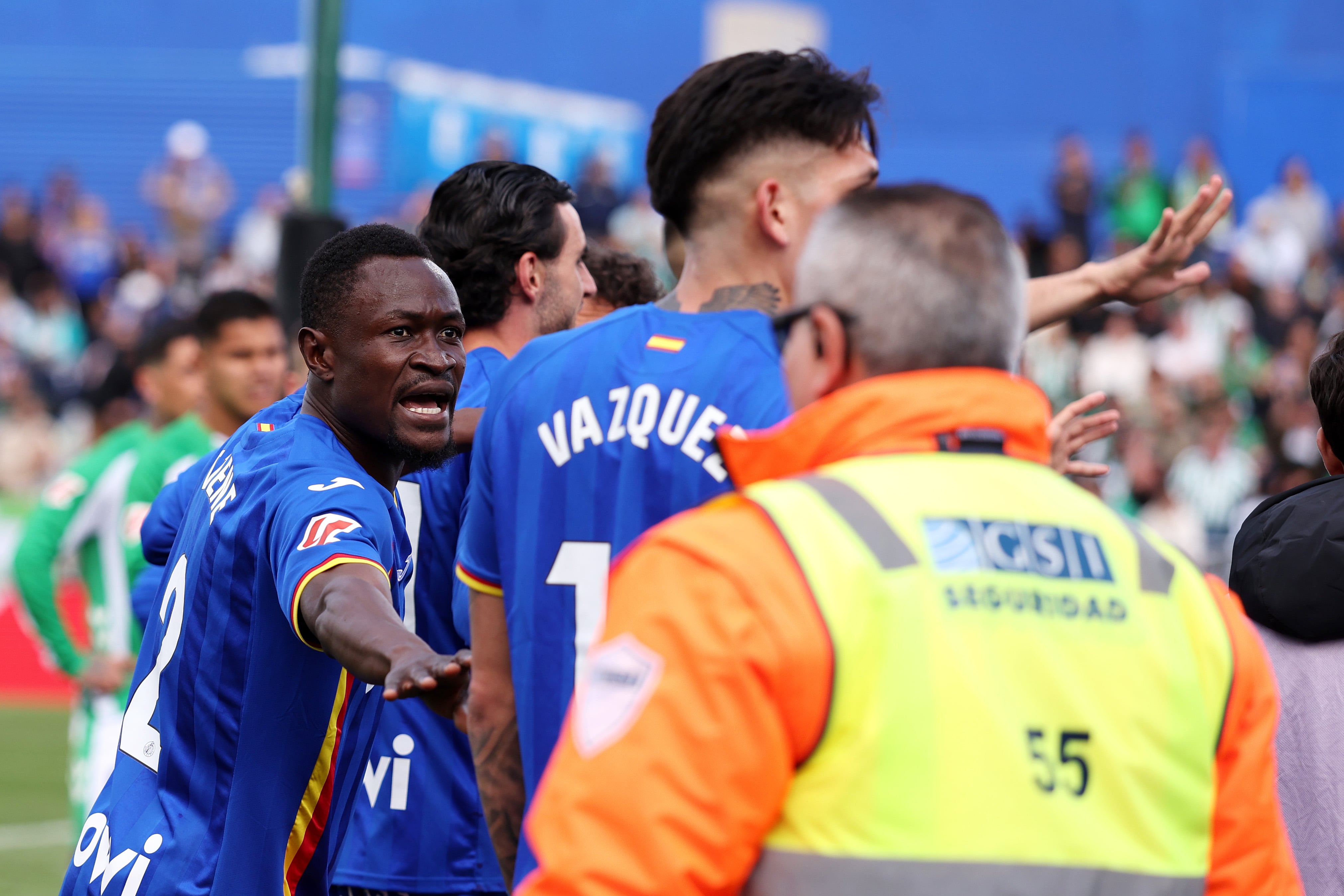 Los jugadores del Getafe, pidiendo calma a su afición durante el partido ante el Betis