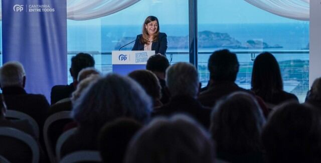 María José Sáenz de Buruaga en un acto en Suances.