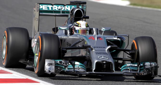 El piloto británico confirmó el dominio de Mercedes en la primera jornada de libres