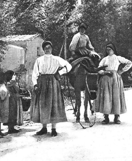 Campesinas de Valdecabras (Cuenca). Estampa,1928.