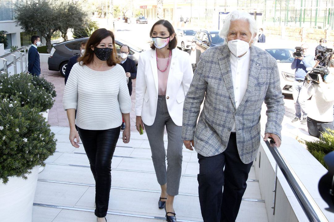 La presidenta balear, Francina Armengol; la ministra de Industria, Comercio y Turismo, Reyes Maroto, y el presidente de Iberostar, Miguel Fluxà, se dirigen a una reunión con representantes del sector turístico balear, en Palma de Mallorca, Islas Baleares,