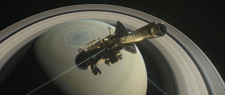 La nave espacial no tripulada Cassini se aproxima a la atmósfera de Saturno tras estudiar sus famosos anillos. 