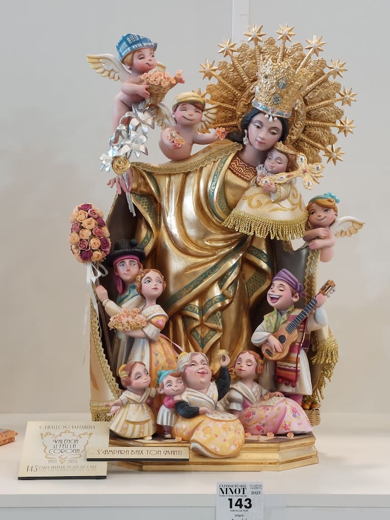 La Exposición del Ninot de las Fallas 2023 abre sus puertas con 750 figuras que rebosan diseño y sátira. Todas ellas quieren salvarse de las llamas gracias al voto popular.