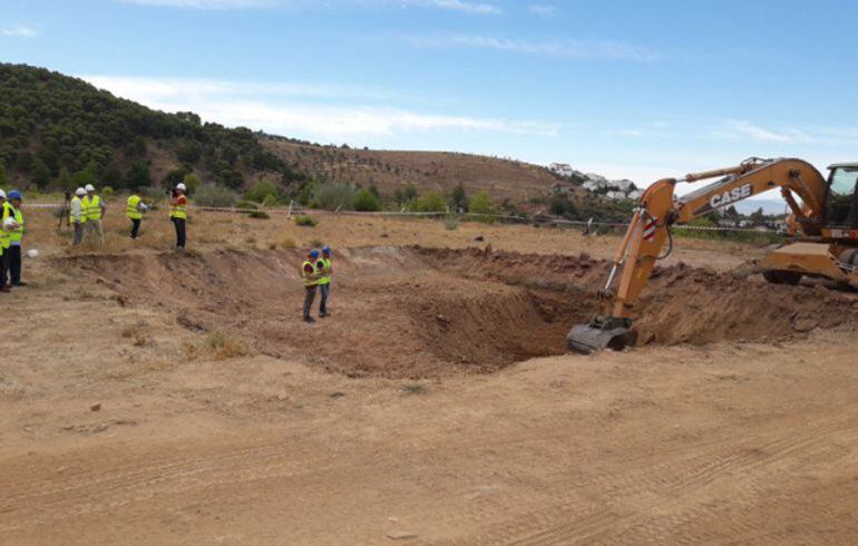 Comienzo de los trabajos de búsqueda de la fosa de Lorca en Alfacar (Granada)