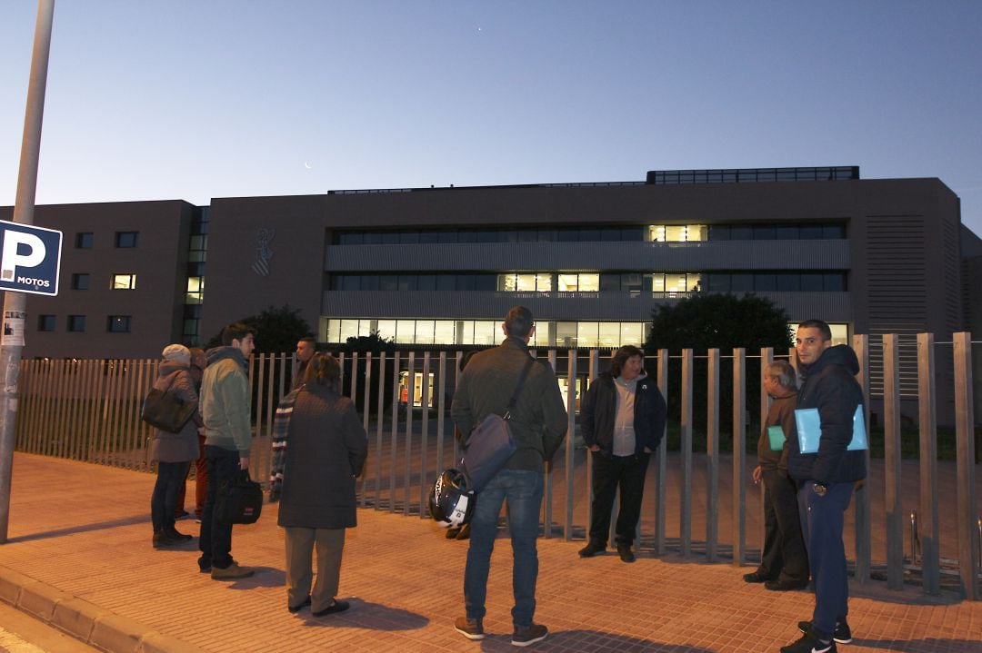 Usuarios haciendo cola desde las 6 de la mañana