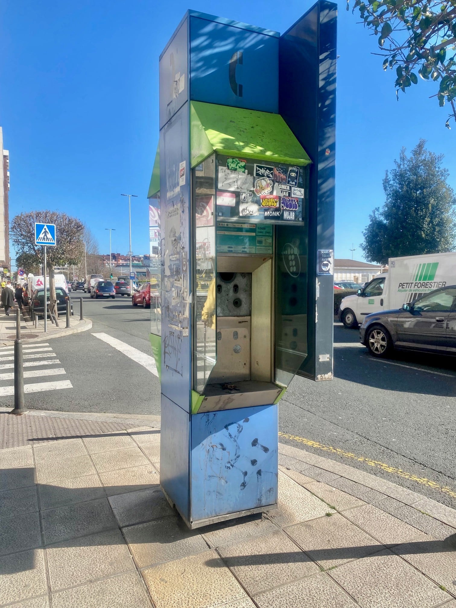 Una cabina de teléfono en la vía pública en Santander.