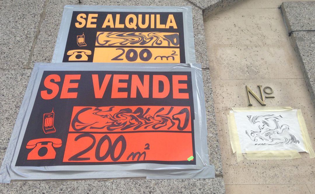 Carteles de 'Se vende' o 'Se alquila'.